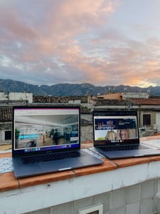 Laptops auf Dachterrasse. Schöner Ausblick auf rosa Himmel dahinter