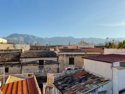 Ausblick auf Dächer anderer Häuser in Palermo