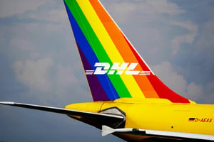 DHL Flugzeug mit bunt eingefärbtem Seitenruder.m 