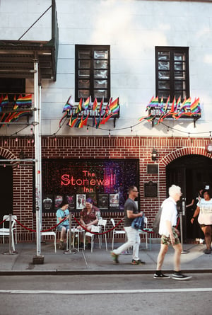 Das Stonewall-Inn mit Regenbogenfähnchen über der Bar.