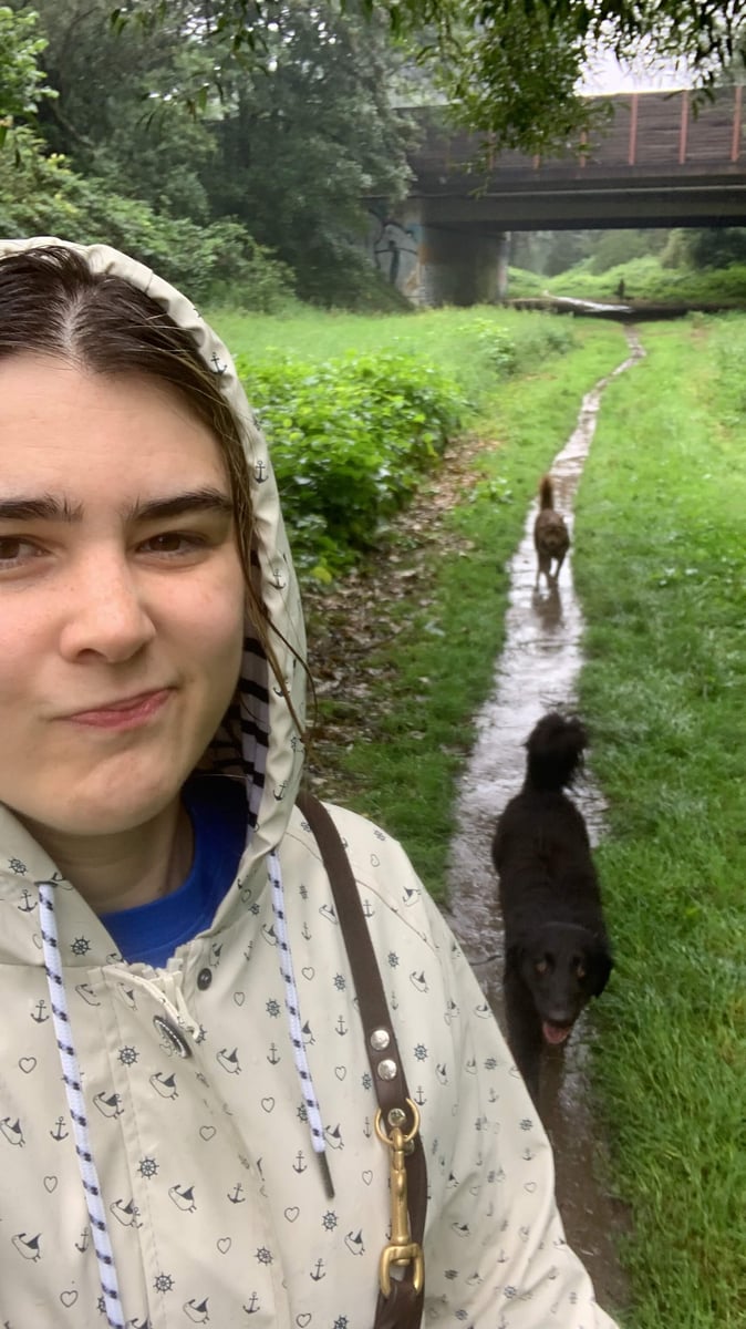 Letizia geht im Regen mit ihren zwei Hunden spazieren
