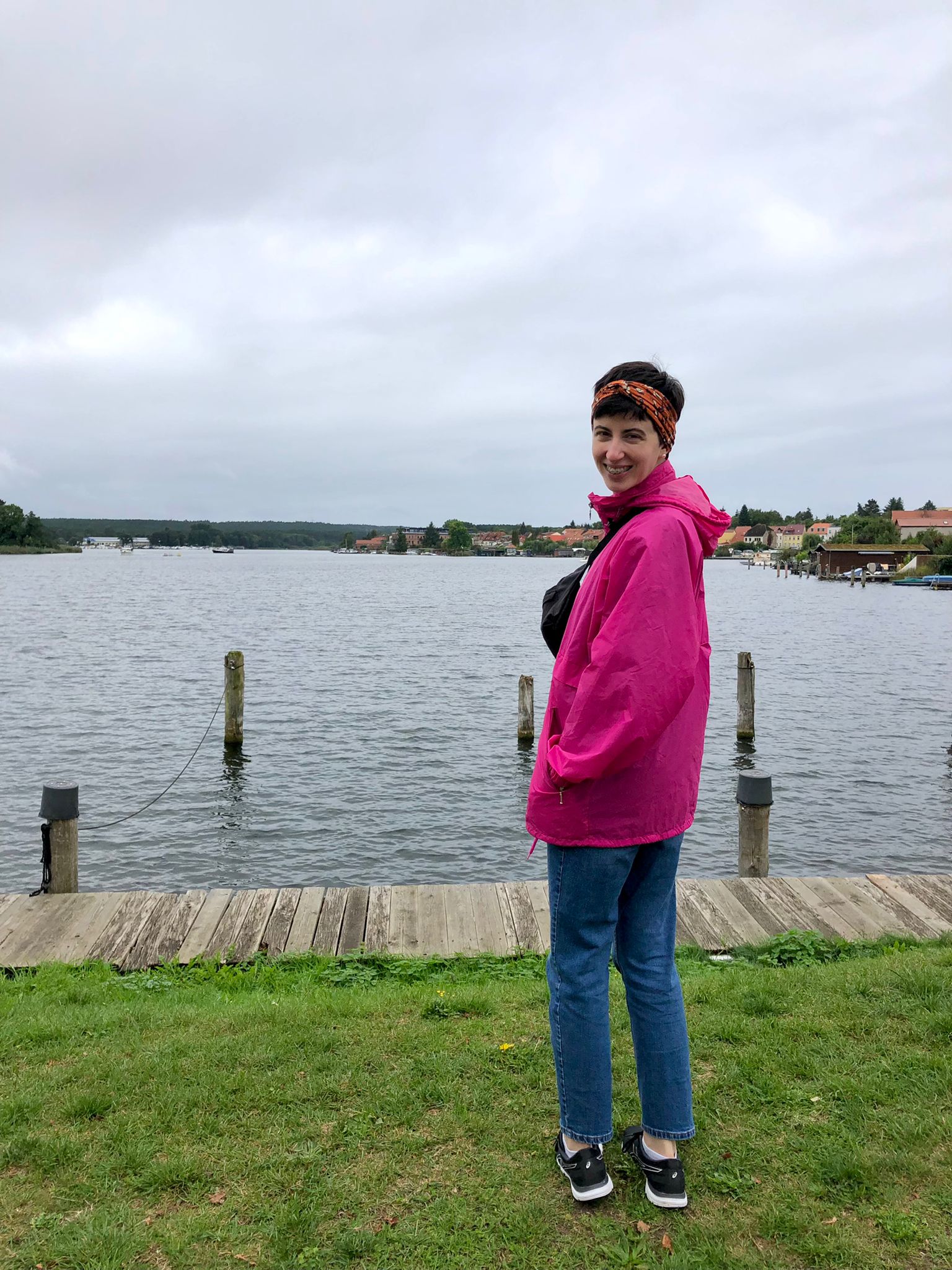 Paula mit pinker Regenjacke am See 