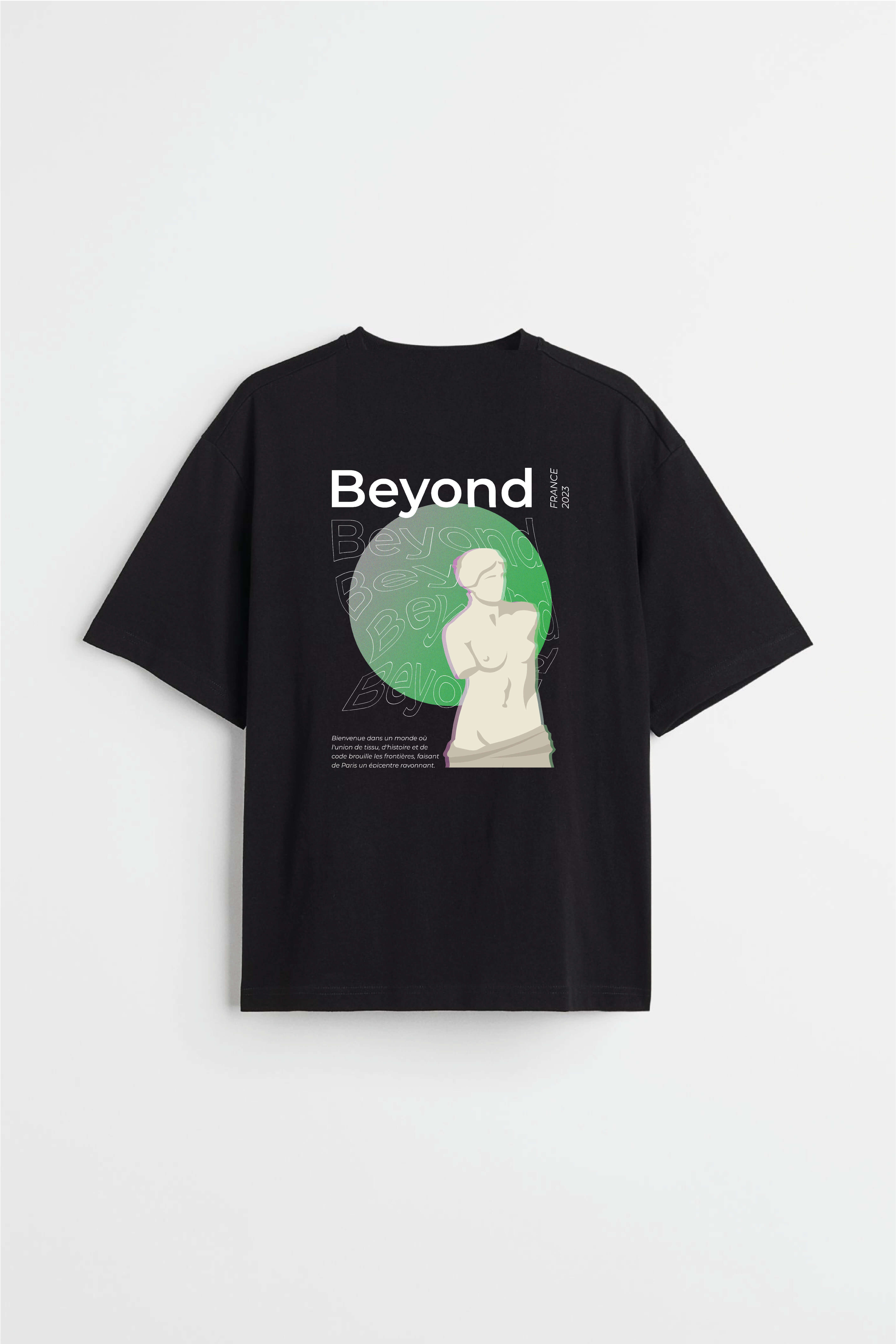 Schwarzes T-Shirt, darauf: Schriftzug „Beyond“, grüner Kreis und Pariser Venus-Skulptur bilden ein „Q“.